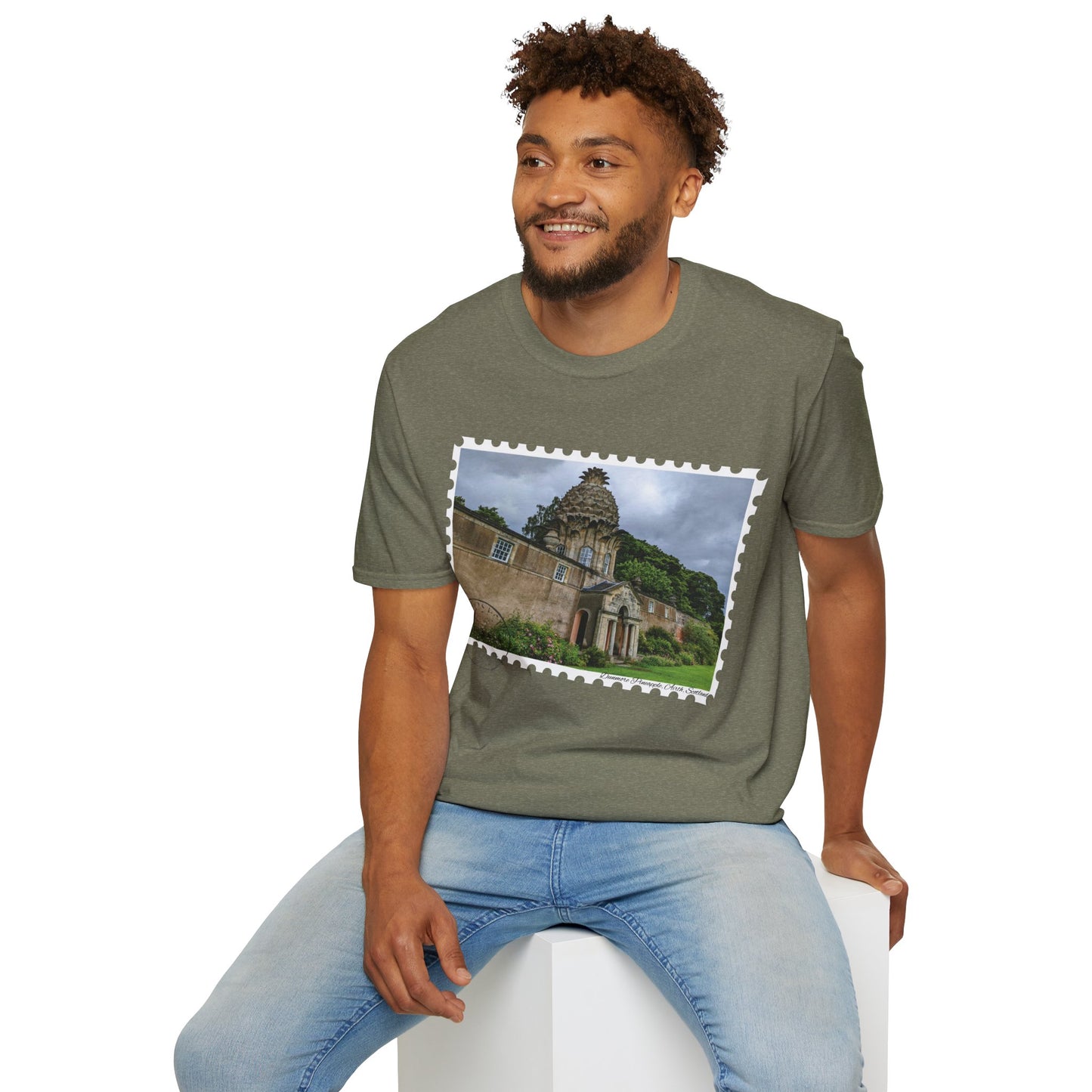 تي شيرت Postcard Dunmore Pineapple Photo Softstyle، تي شيرت للجنسين، قميص اسكتلندا، ألوان مختلفة