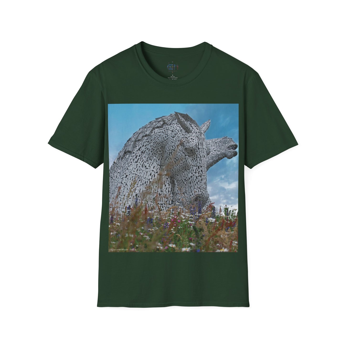 تي شيرت Kelpies with Meadow Photo Softstyle، تي شيرت للجنسين، معالم اسكتلندية، ألوان مختلفة