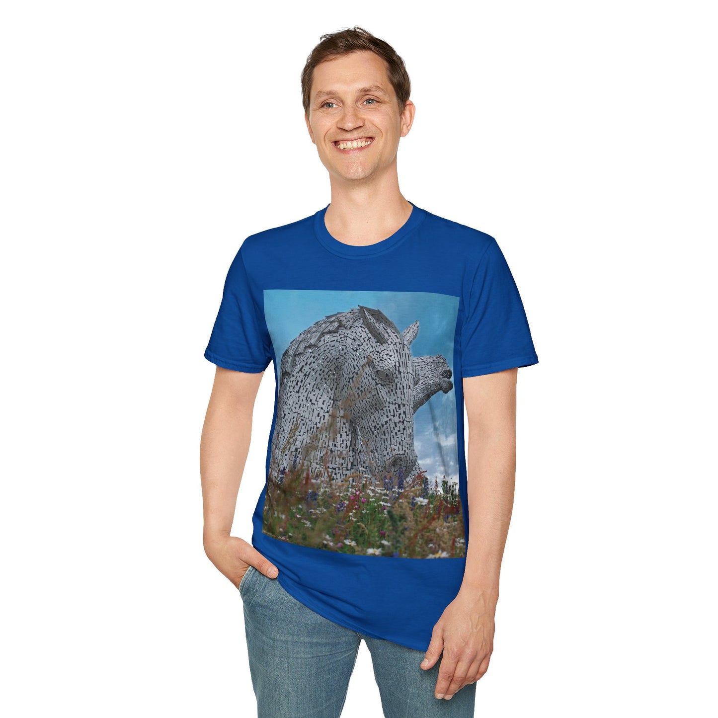 تي شيرت Kelpies with Meadow Photo Softstyle، تي شيرت للجنسين، معالم اسكتلندية، ألوان مختلفة