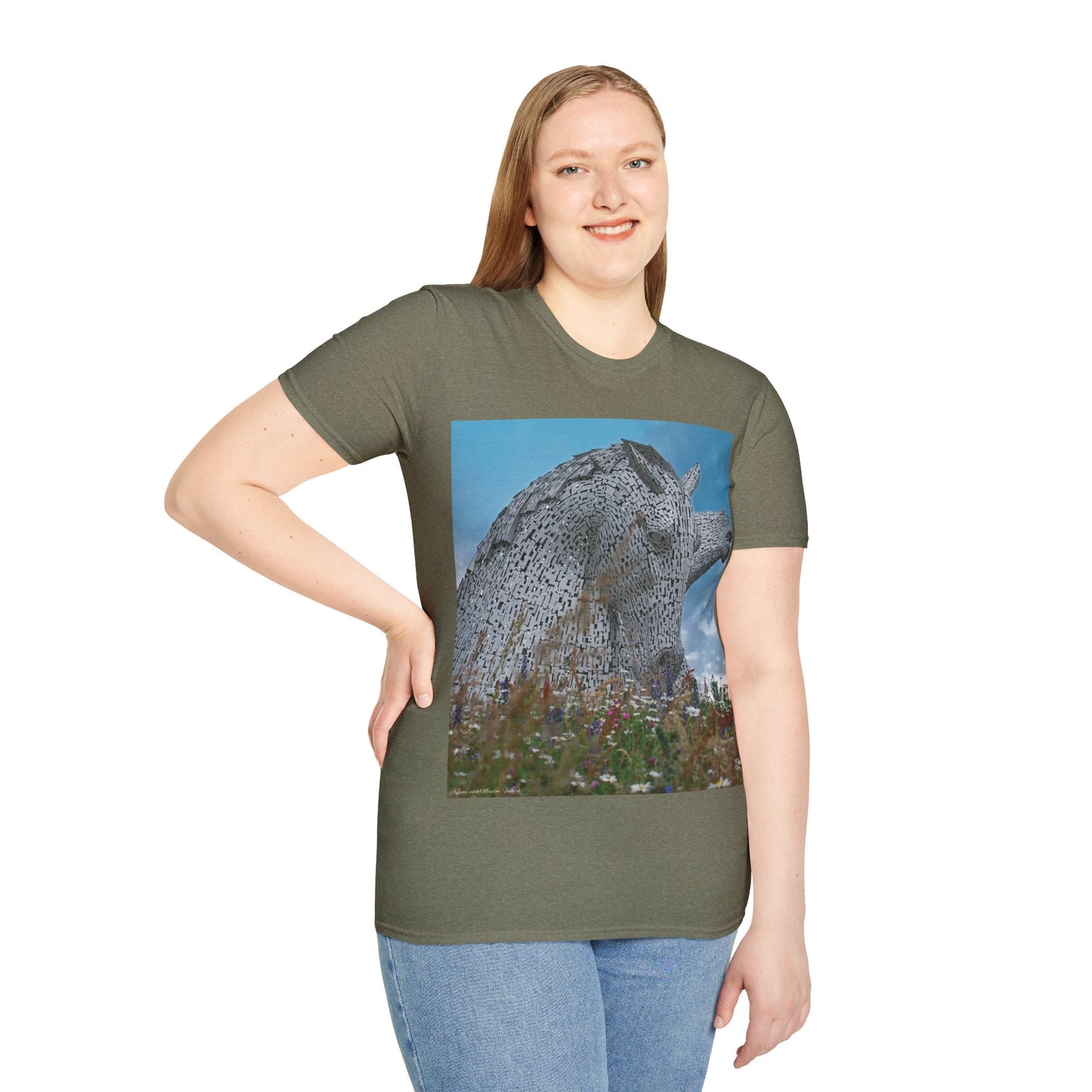 تي شيرت Kelpies with Meadow Photo Softstyle، تي شيرت للجنسين، معالم اسكتلندية، ألوان مختلفة