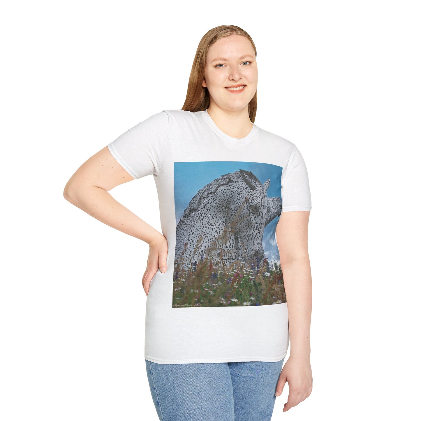 تي شيرت Kelpies with Meadow Photo Softstyle، تي شيرت للجنسين، معالم اسكتلندية، ألوان مختلفة