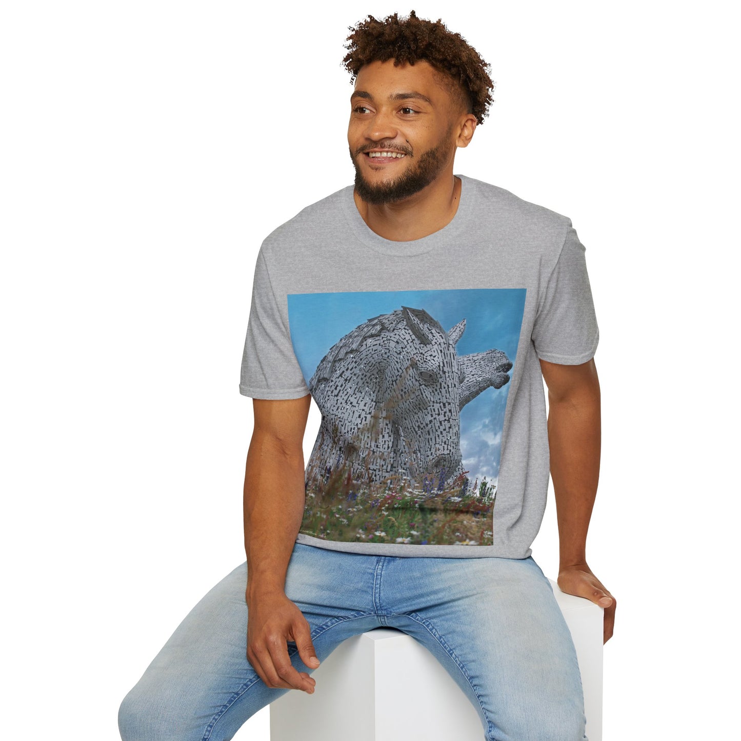 تي شيرت Kelpies with Meadow Photo Softstyle، تي شيرت للجنسين، معالم اسكتلندية، ألوان مختلفة