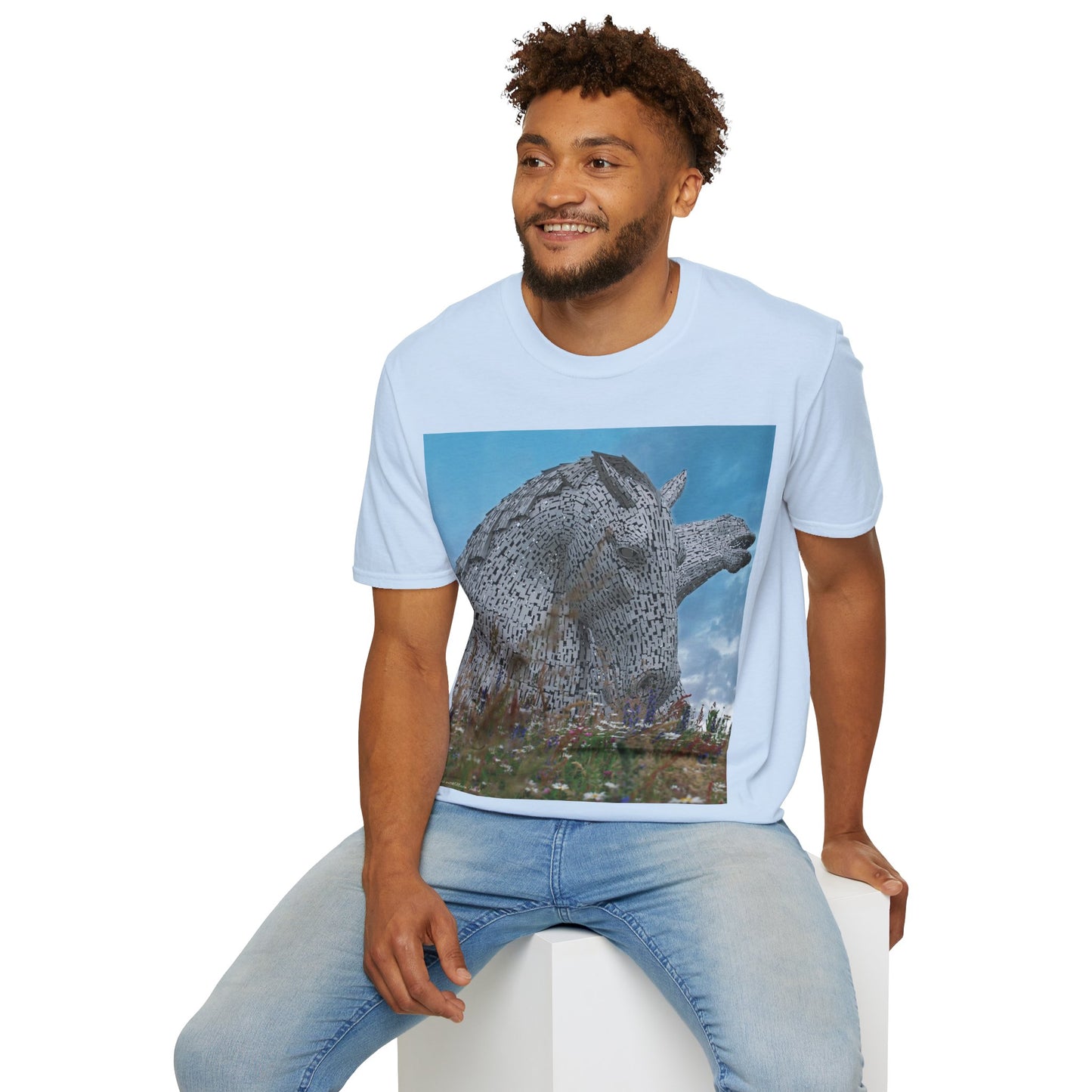 تي شيرت Kelpies with Meadow Photo Softstyle، تي شيرت للجنسين، معالم اسكتلندية، ألوان مختلفة